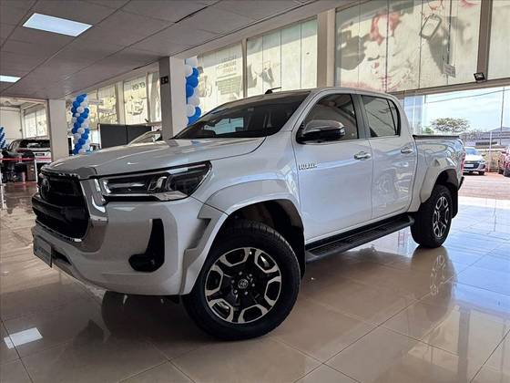 TOYOTA HILUX 2.8 D-4D TURBO DIESEL CD SRX 4X4 AUTOMÁTICO